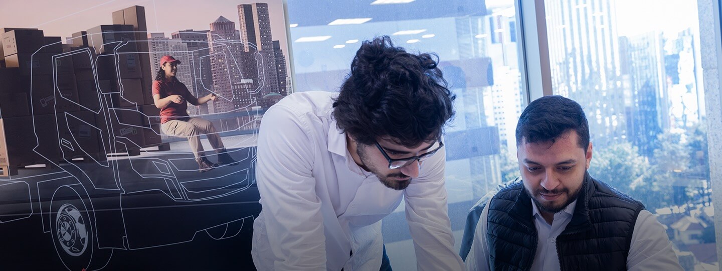 Profissionais trabalhando juntos em escritório