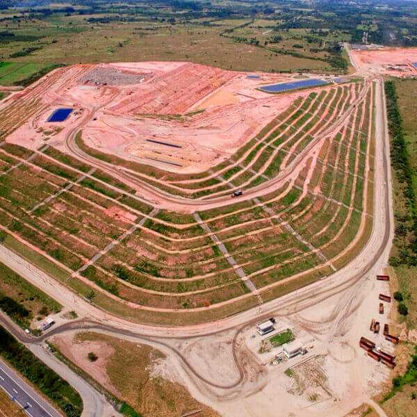 Funcionários da CS Infra trabalhando com paisagem ao fundo