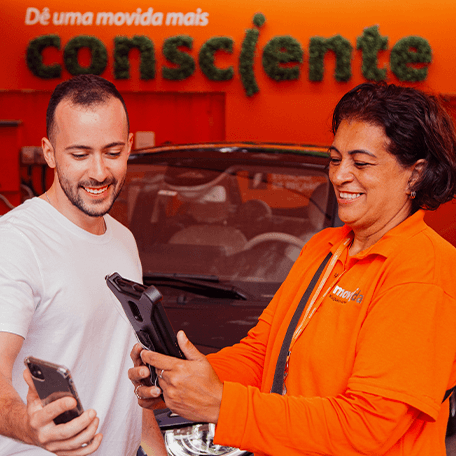 Funcionário da Movida trabalhando atendendo um cliente