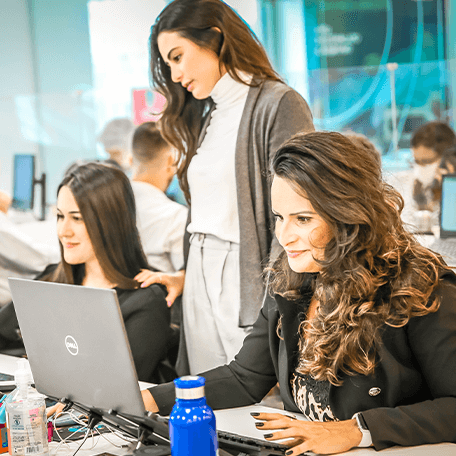 Funcionário da Vamos em ambiente de trabalho