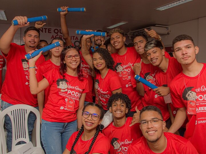 Jovens segurando diplomas