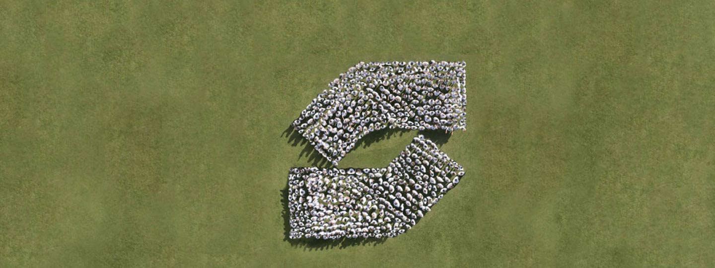 Agrupamento de pessoas em gramado que formam o logo da Simpar