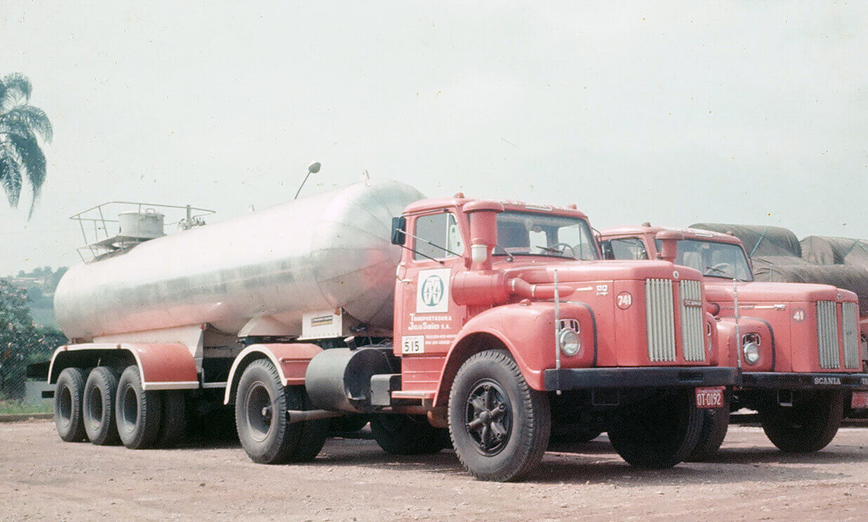 Dois caminhões estacionados em foto dos anos 60