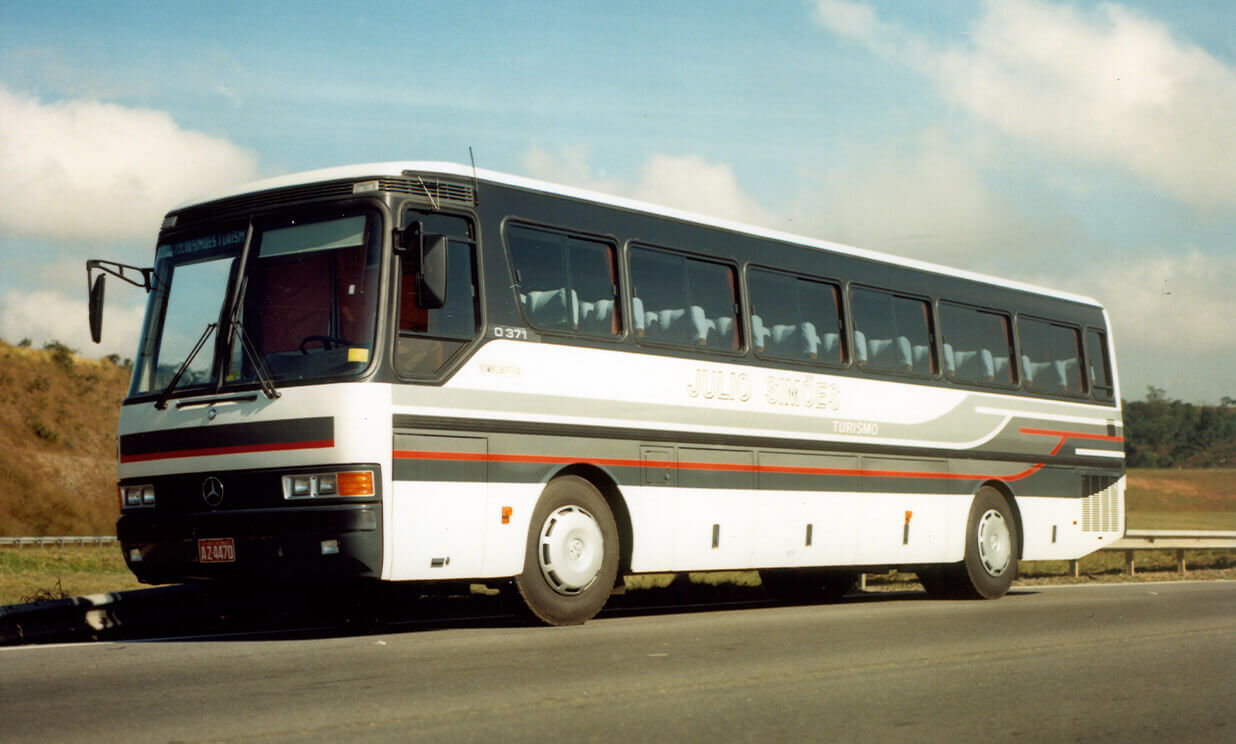 Ônibus em movimento em foto dos anos 80