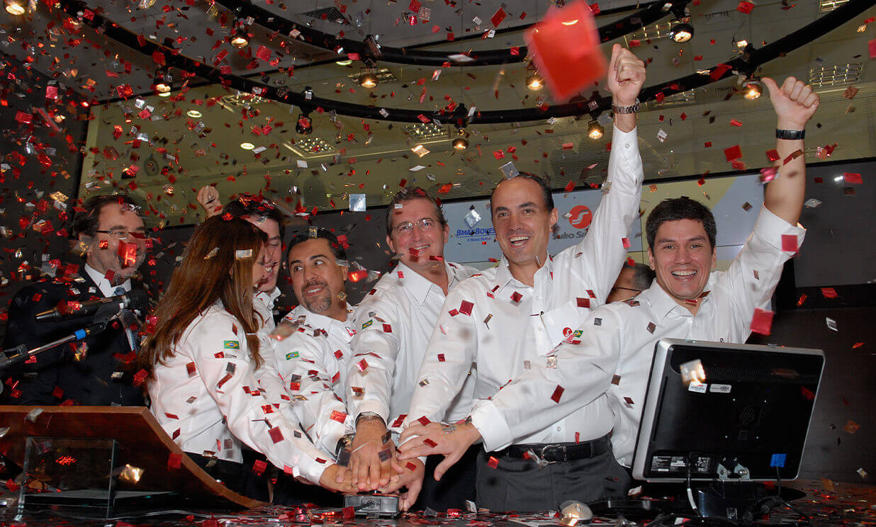 Funcionários comemorando abertura de capital no Mercado Novo em foto de 2010